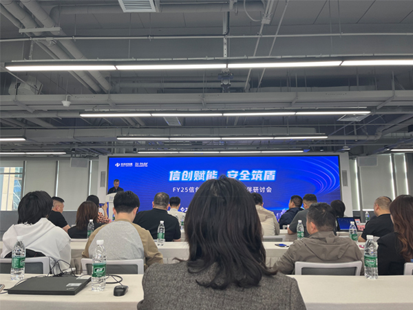 园区领导.jpg